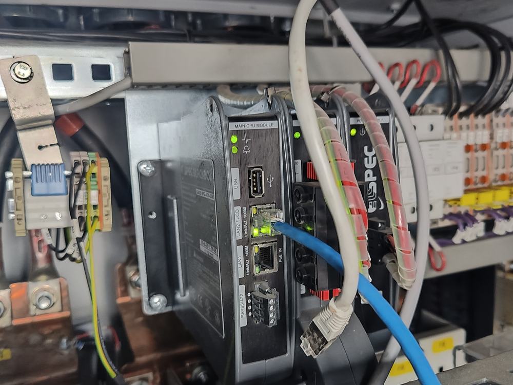 Múltiple neumático con reguladores, válvulas y filtros montado en placa