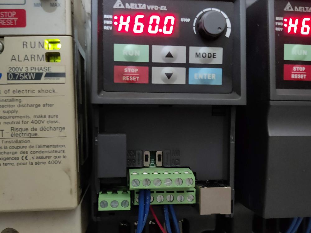 Rack de módulos de entrada y salida con cableado azul identificado