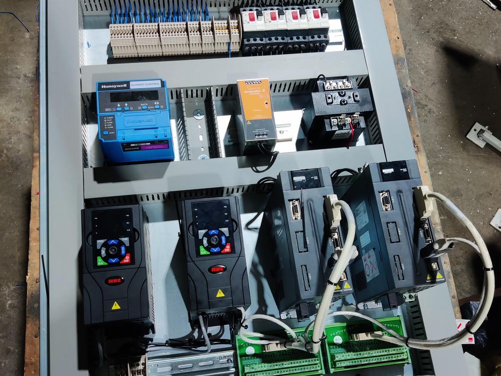 Placa de montaje con variadores de frecuencia y servodrives cableados e identificados