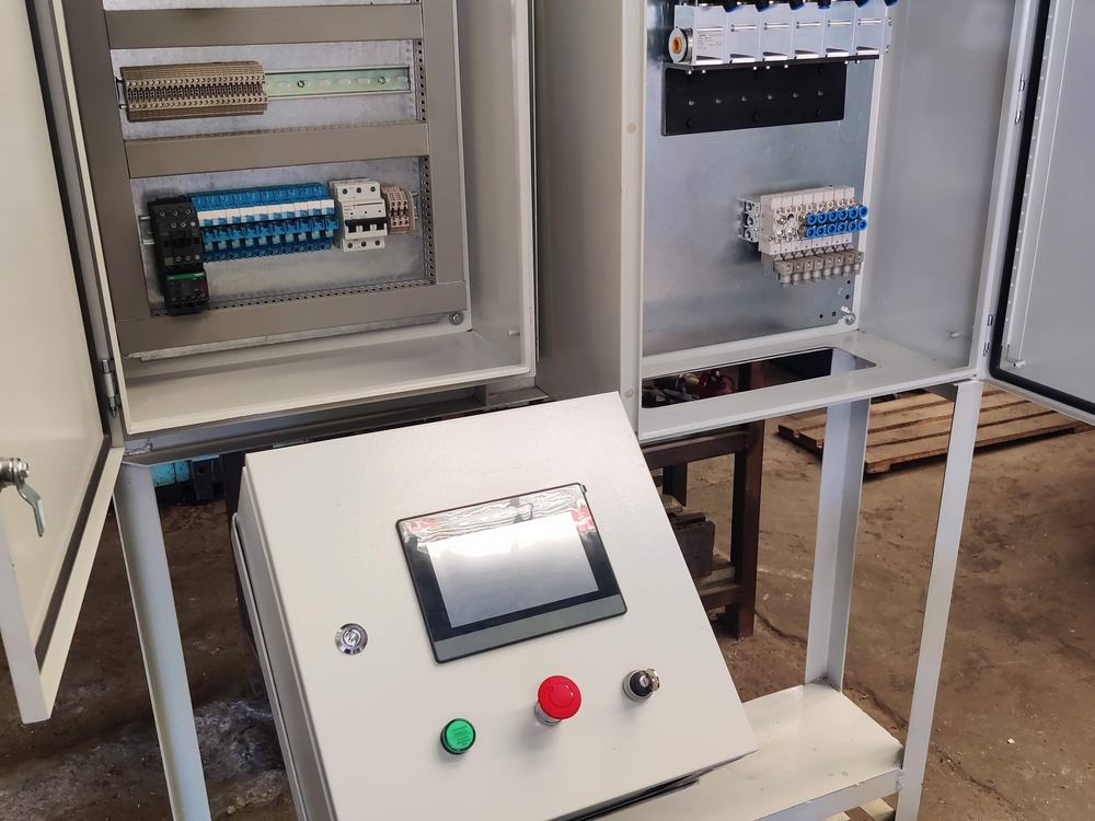 Tablero de control con HMI y botonera montado sobre pedestal rodante