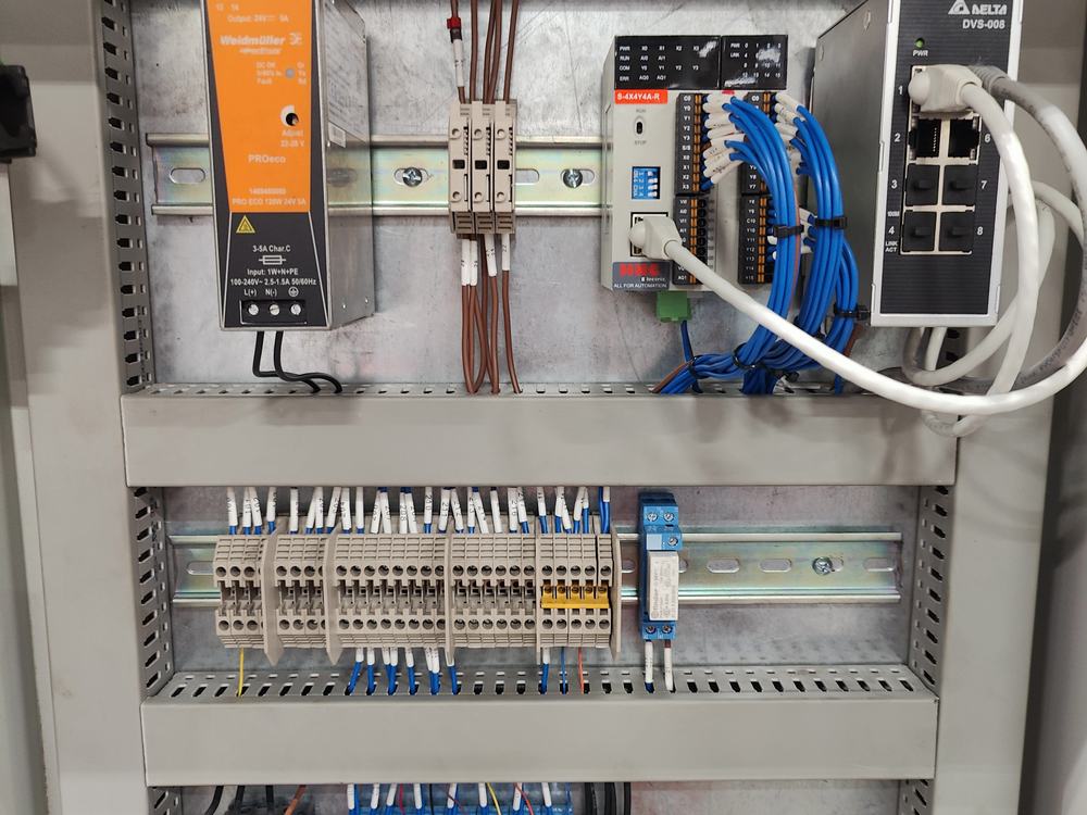 Interior de tablero de control con relevador de seguridad, switch industrial y borneras identificadas