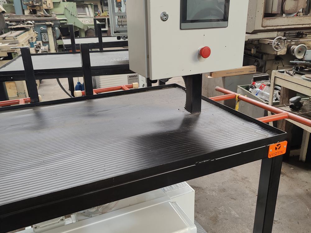 Mesa de prueba de vacío con panel HMI montado y unidad de proceso en planta