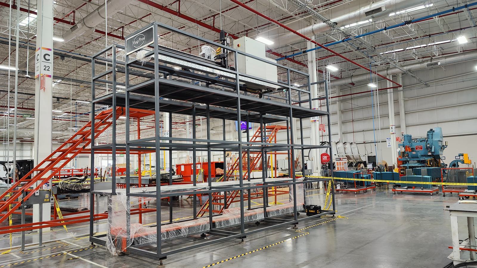 Estructura metálica de varios niveles fabricada por MAQPROD, montada en la nave del cliente